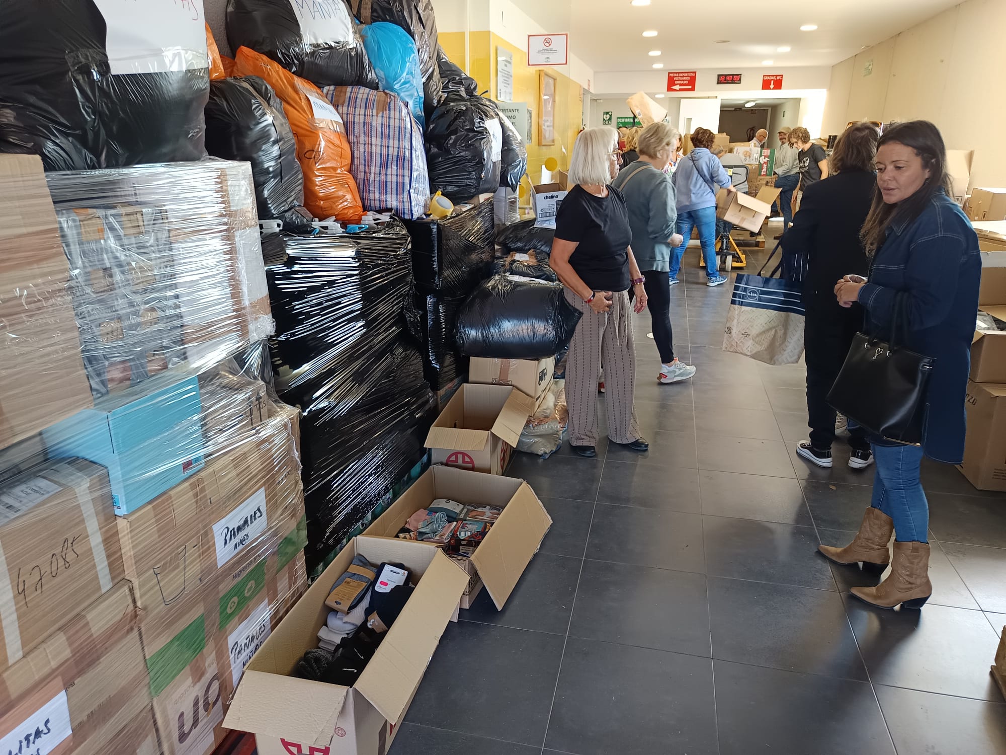 Tarifa recauda más de 10 toneladas de productos para los afectados por la DANA