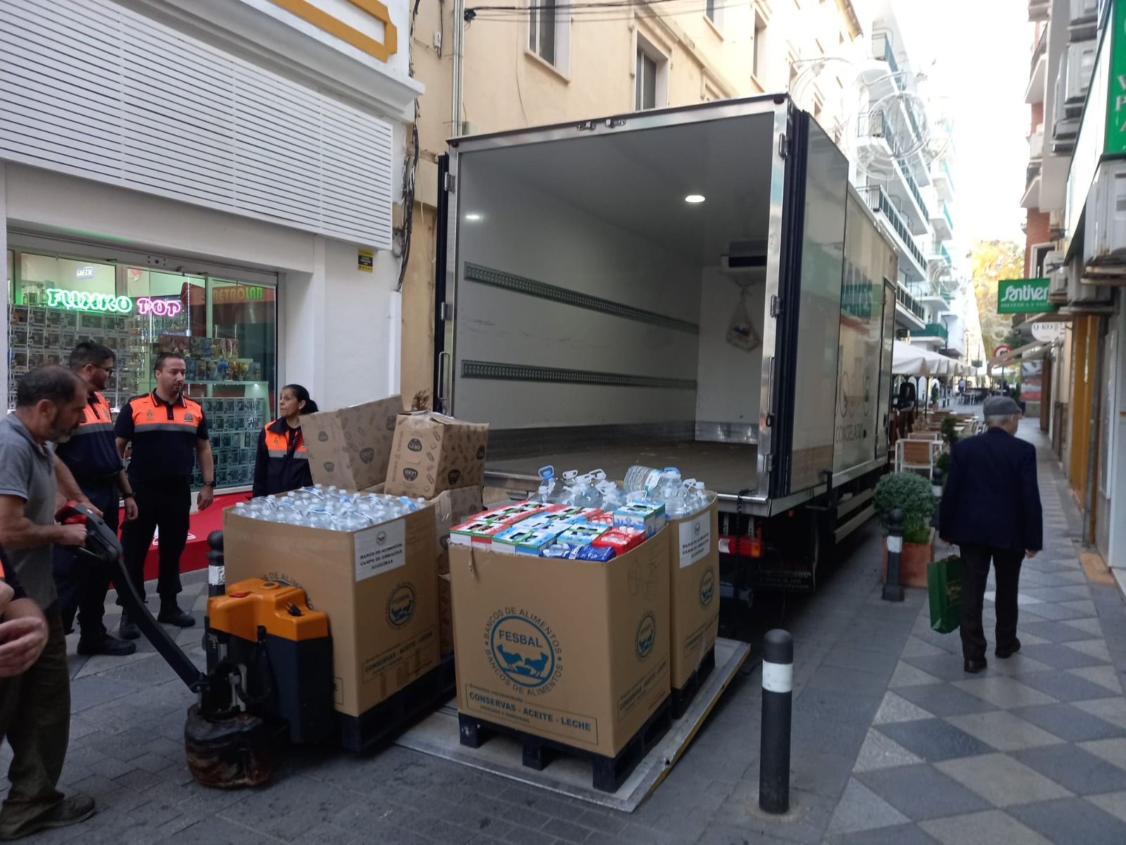 La recogida de ayuda en Algeciras para Valencia se retomará cuando lo soliciten las autoridades. Imagen del traslado del material recogido en el antiguo Hospital Militar.
