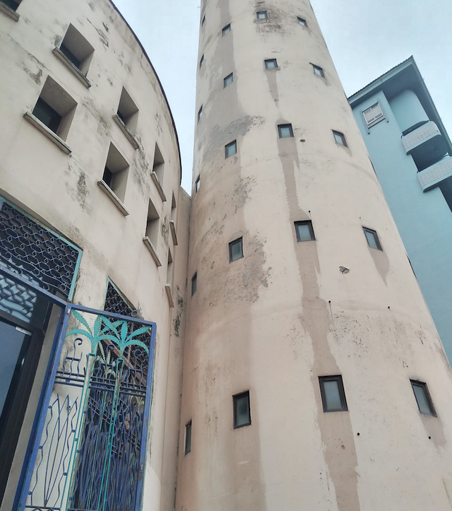 Desconchones, humedades y grietas coronan la fachada del edificio 'Guillermo Pérez Villalta'.