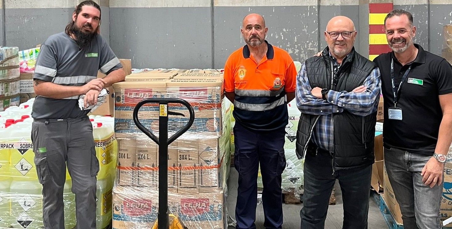 Algeciras envía 8.000 litros de lejía con detergente para los afectados por la DANA en Valencia