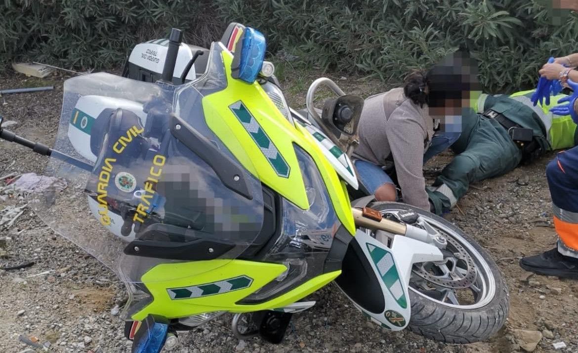Un guardia civil de Tráfico resulta herido en la A-7 al chocar un turismo contra su moto.