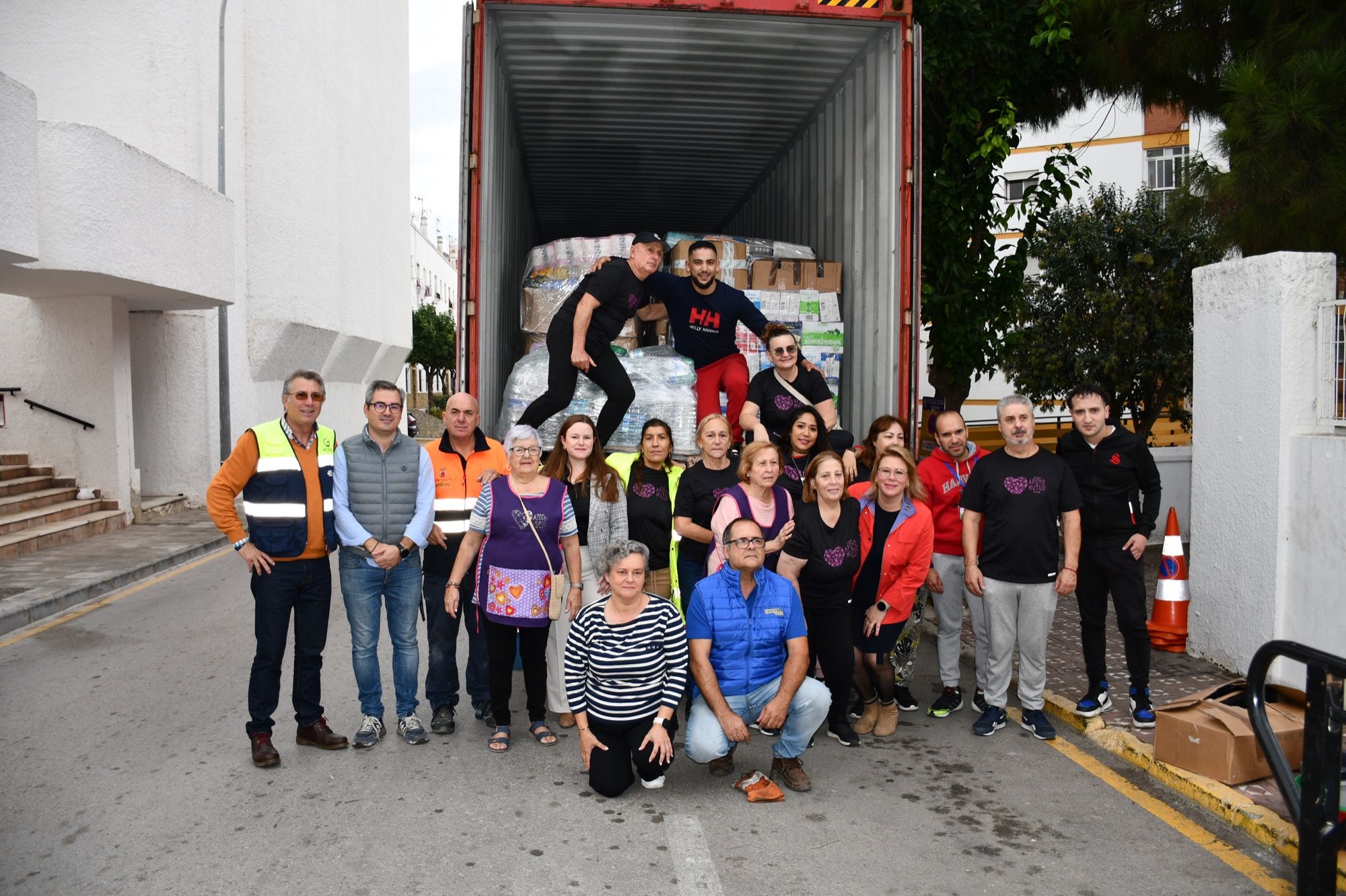 Parte de San Roque el camión con 24.000 kilos de ayuda para Valencia.