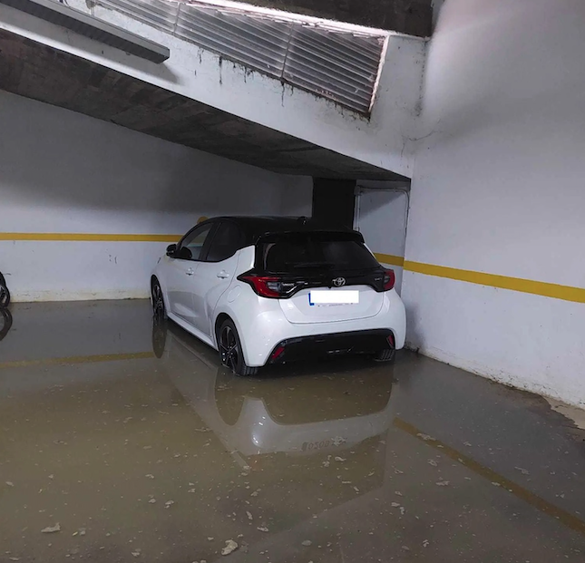 Efectos de la lluvia en San Roque: filtraciones en el mercado y corte en la rotonda de Torreguadiaro.