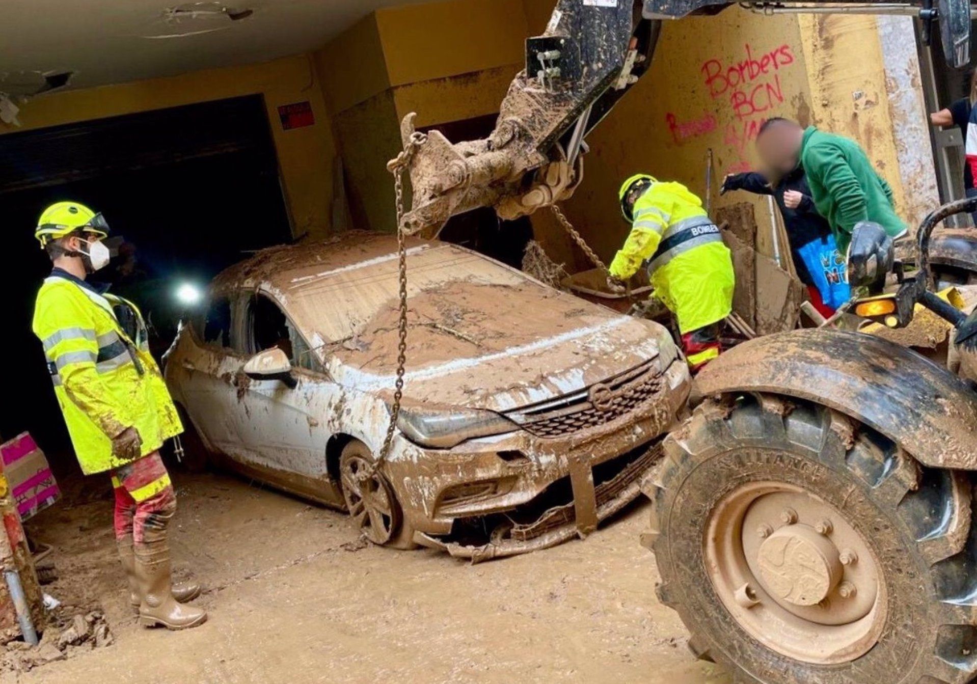 Bomberos de Cádiz retiran más de 60 vehículos de calles y garajes inundados en Valencia por la DANA. 