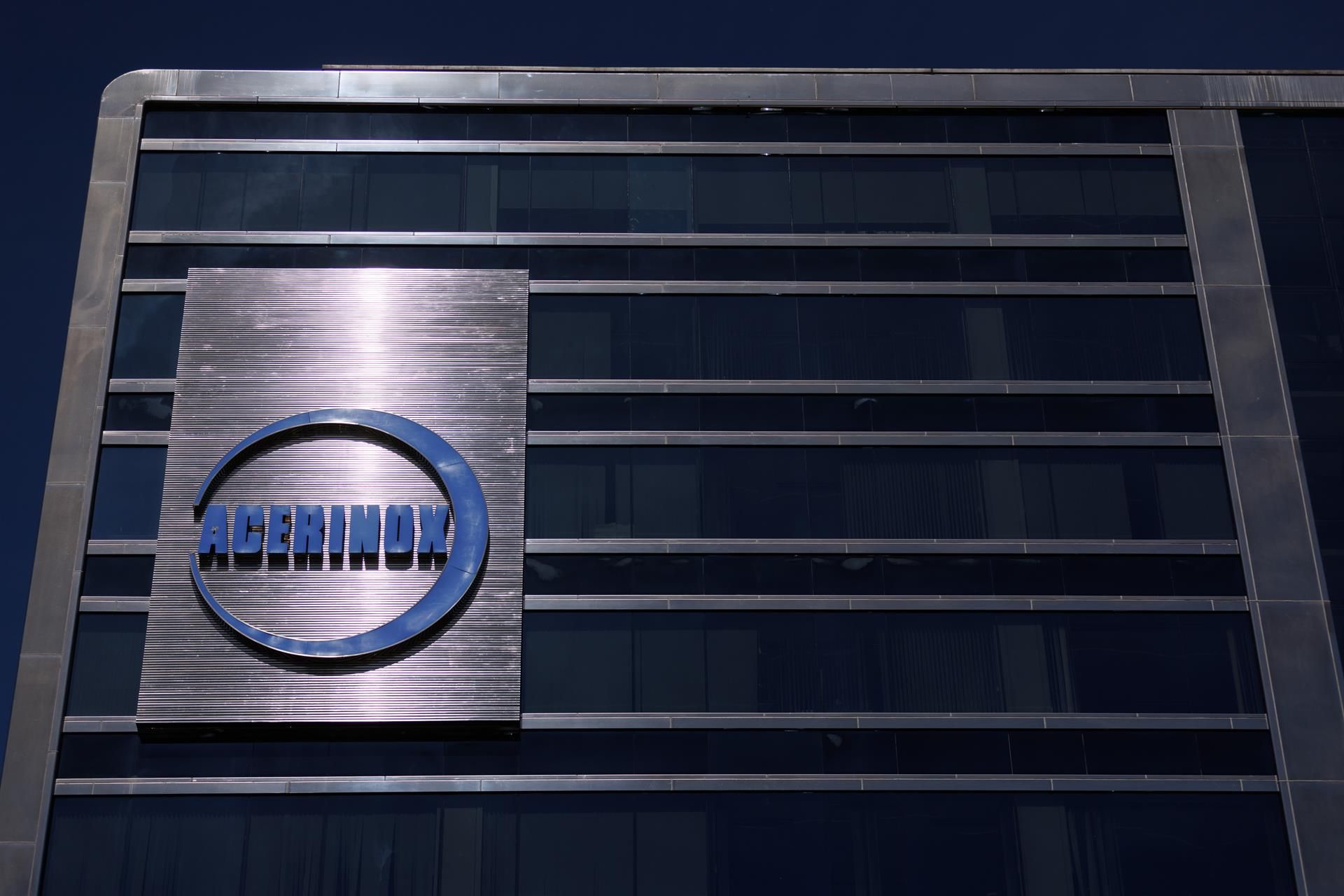 Fachada de Acerinox. Sindicatos y Acerinox comienzan a negociar el ERE que podría afectar a unos 240 trabajadores en tres años
