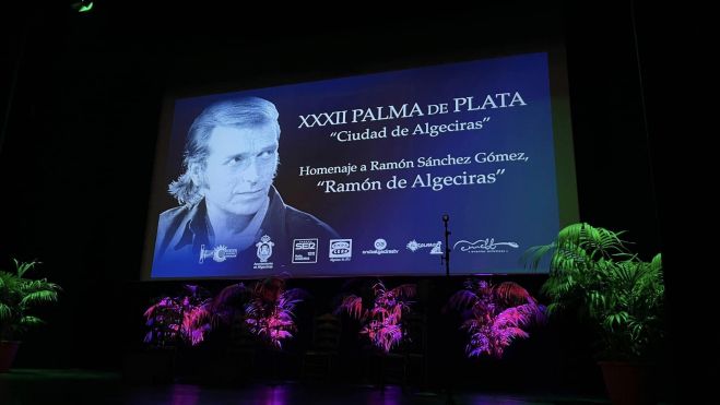 Escenario del Teatro Florida, con el rostro de un joven Ramón de Algeciras. Escenario del Teatro Florida, con el rostro de un joven Ramón de Algeciras.