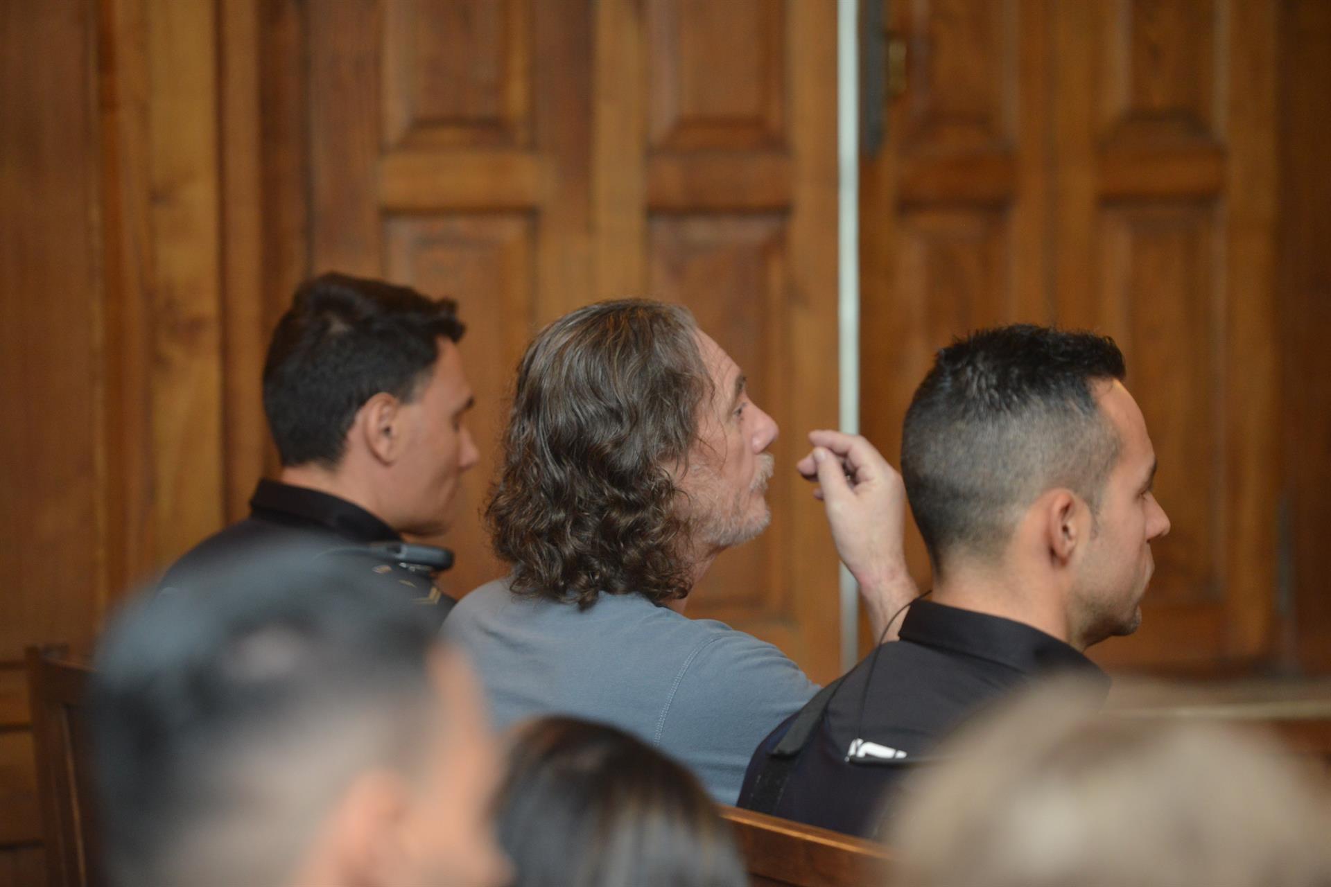 Archivo - Sito Miñanco -entre dos policías- en el banquillo de los acusados del Juzgado de Instrucción nº2 de Cambados. - Jesús Fernández/ Europa Press - Archivo