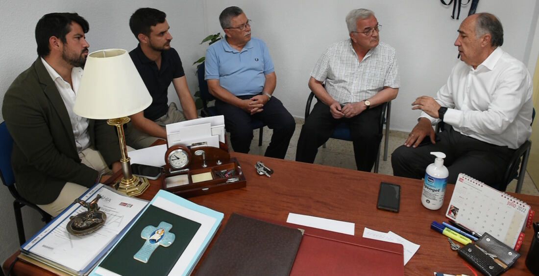 Imagen de archivo del Padre Pedro junto a miembros de la corporación municipal. Imagen de archivo del Padre Pedro junto a miembros de la corporación municipal.