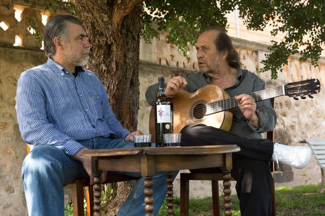 Antonio Morales y Paco de Lucía charlan en la casa del guitarrista en una foto de Gabriela Canseco. Titular: En busca de la guitarra maestra
