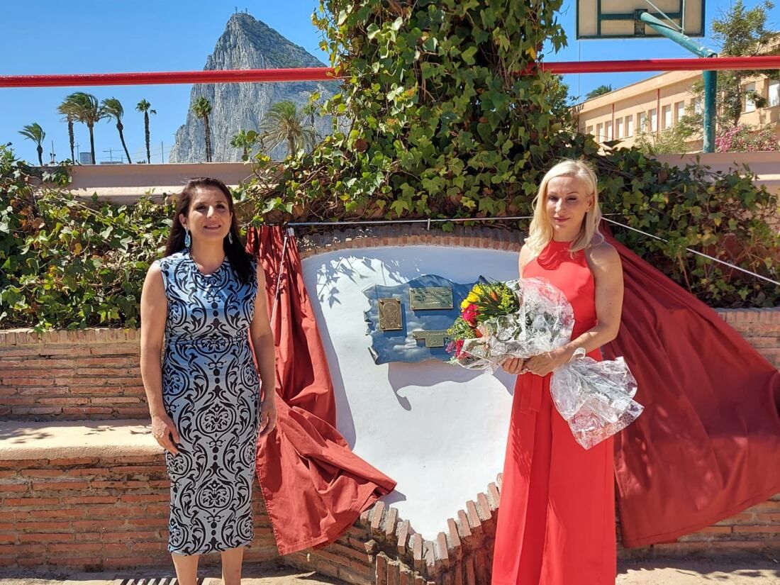 Placa en homenaje a José María Alconchel.