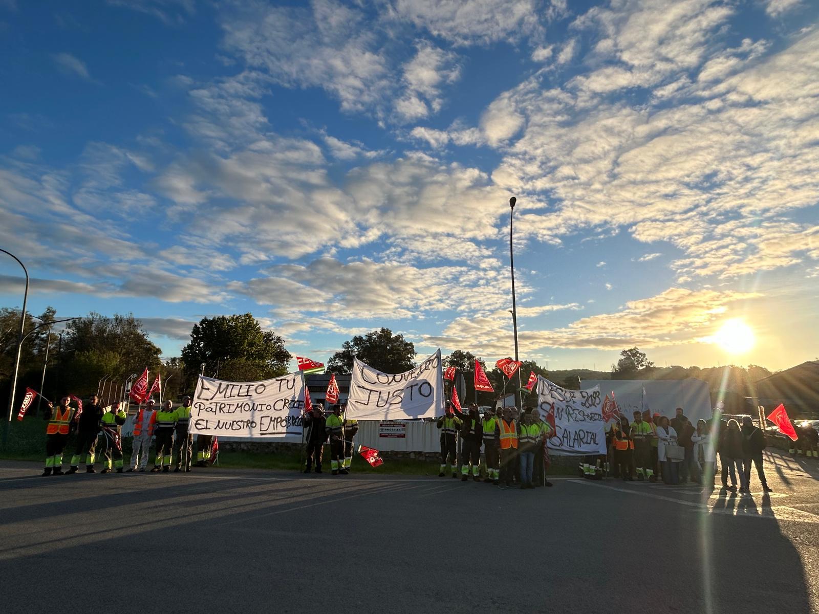 Trabajadores de la Finca La Almoraima se concentran por un convenio justo y mejoras laborales.