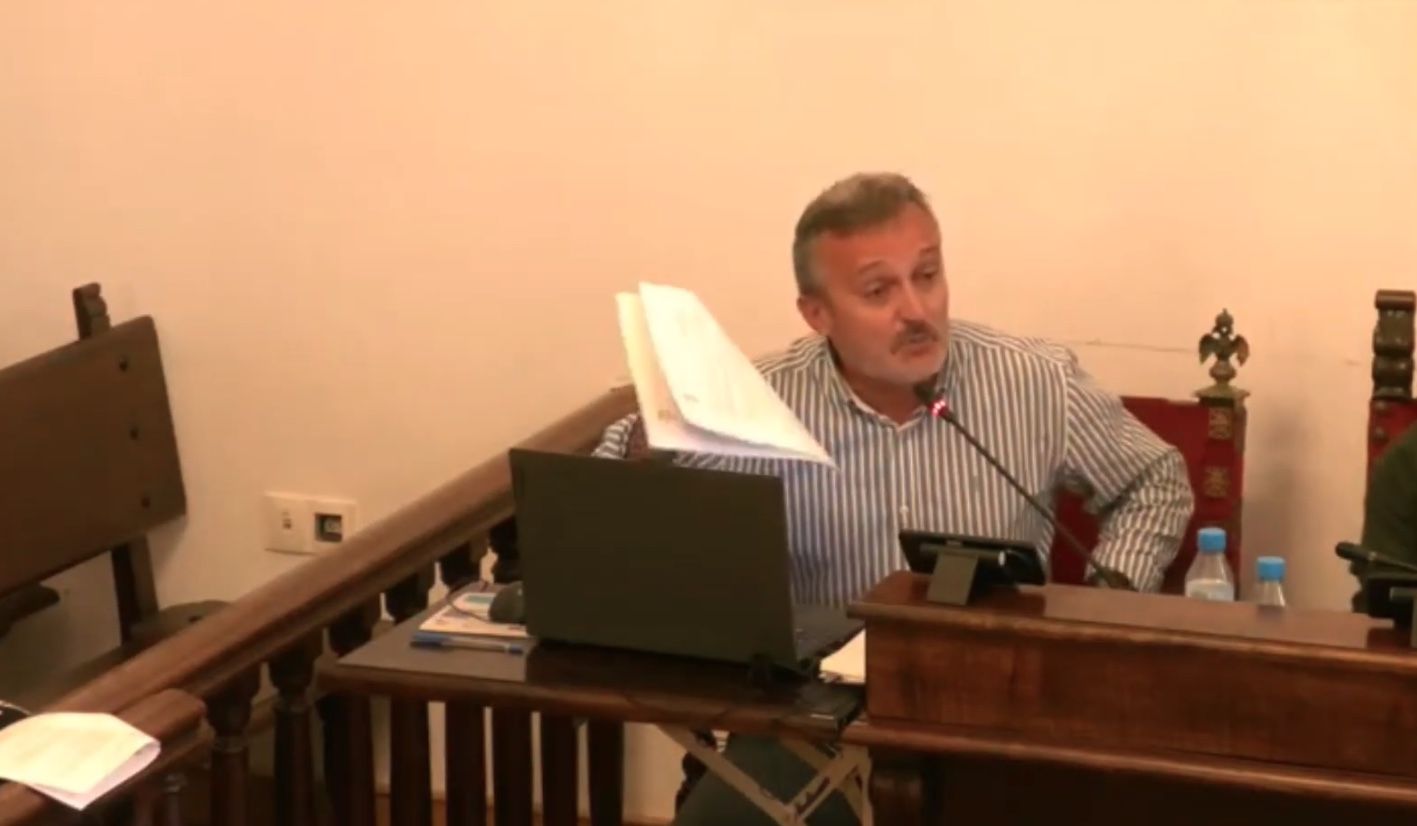 El protavoz de NAT, Jorge Gutiérrez, durante el pleno. El PSOE insta alcalde de Tarifa a romper el pacto y gobernar en minoría durante un pleno tenso 