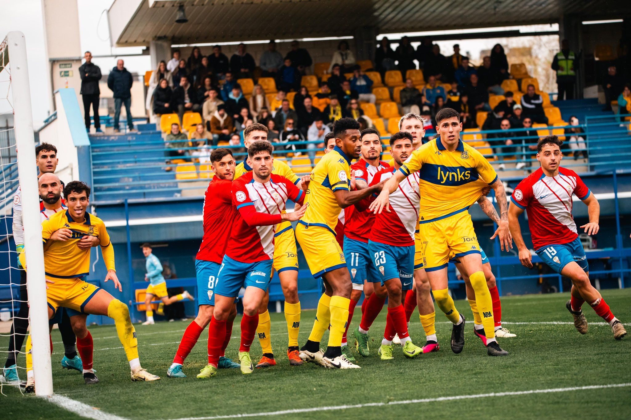 Jugadores del Algeciras y Alcorcón batallan en un córner. Foto: AD Alcorcón. Titular: (1-1) El Algeciras golpea primero pero empata en Alcorcón