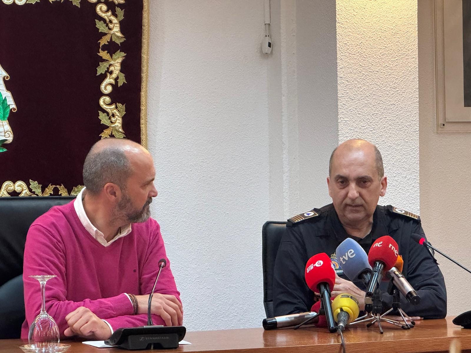 El alcalde de Los Barrios, Miguel Alconchel, junto con el coordinador jefe de la Agrupación de Voluntarios de Protección Civil de Los Barrios, Miguel Ángel Ríos Ramírez, quien ha recibido una distinción. 