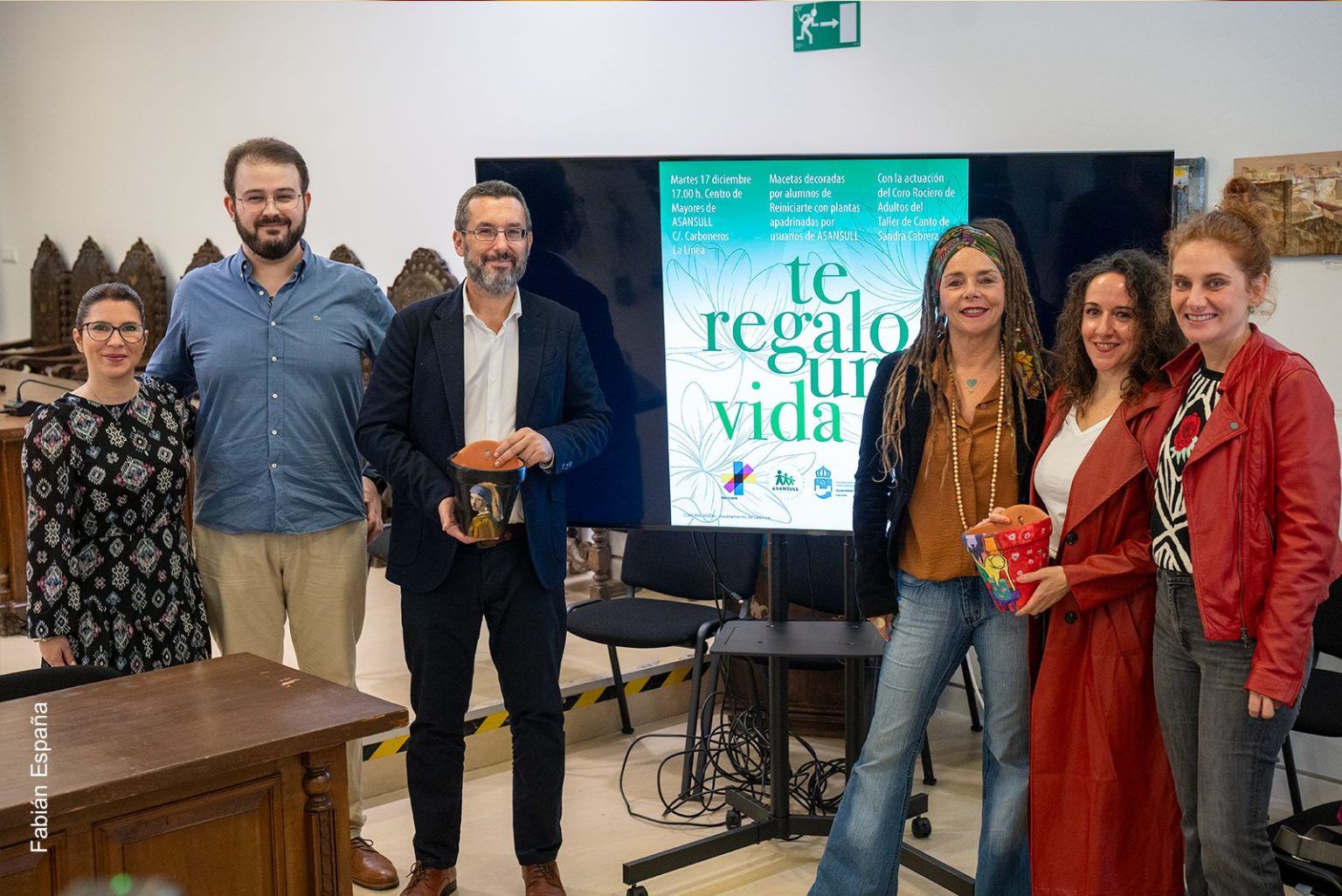 Una treintena de macetas decoradas embellecerán la fachada de Asansull en La Línea