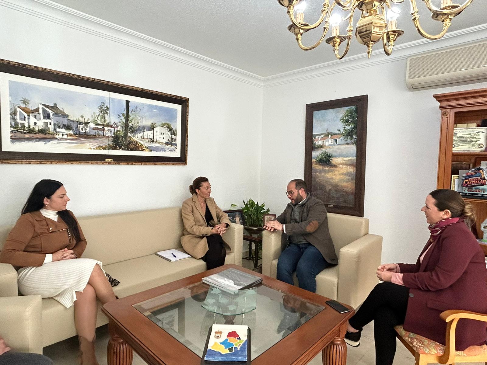El alcalde de Castellar y la delegada territorial preparan la asamblea de los Pueblos más Bonitos del Mundo. 