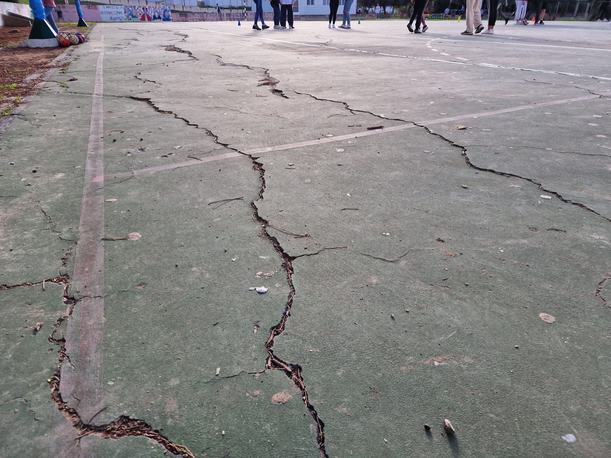 El IES Sierra Luna se concentra este viernes para pedir mejoras: "Tememos que pase una desgracia"