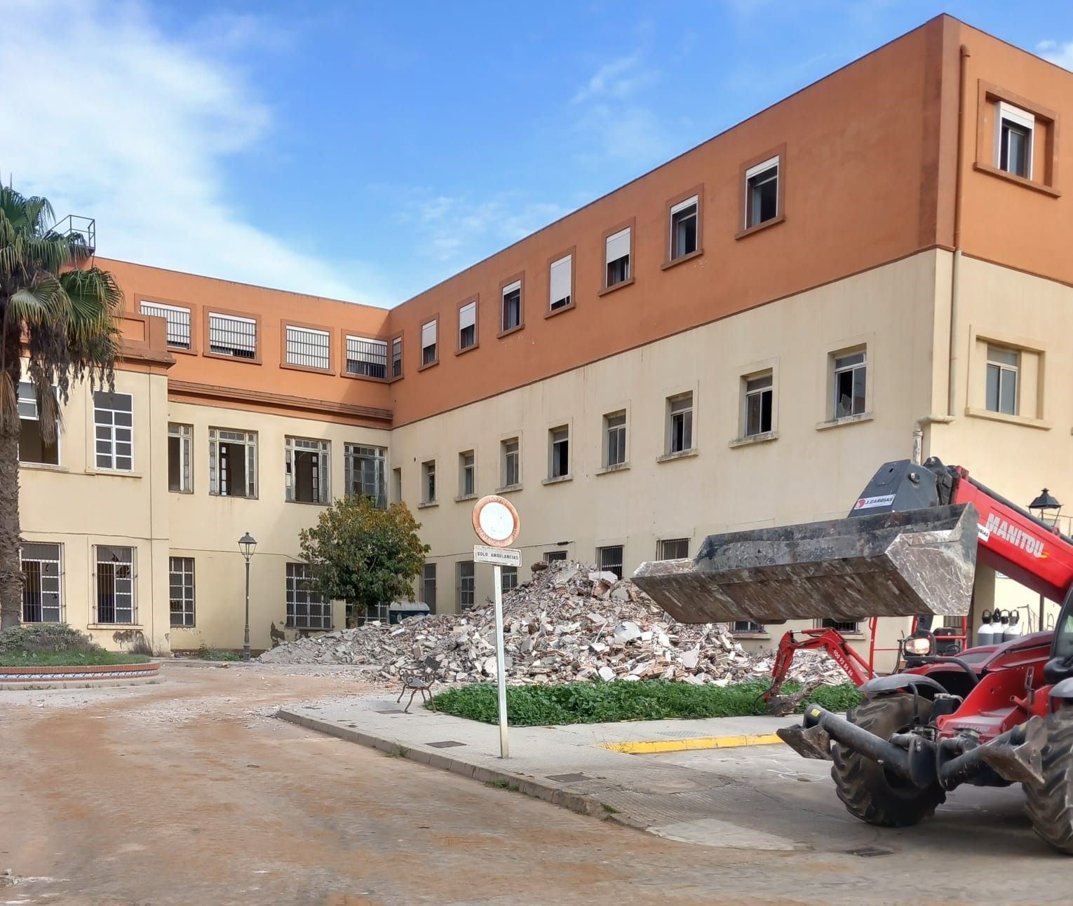 Los trabajos de demolición interior del antiguo Hospital Municipal continúan para acoger los Juzgados de La Línea. 