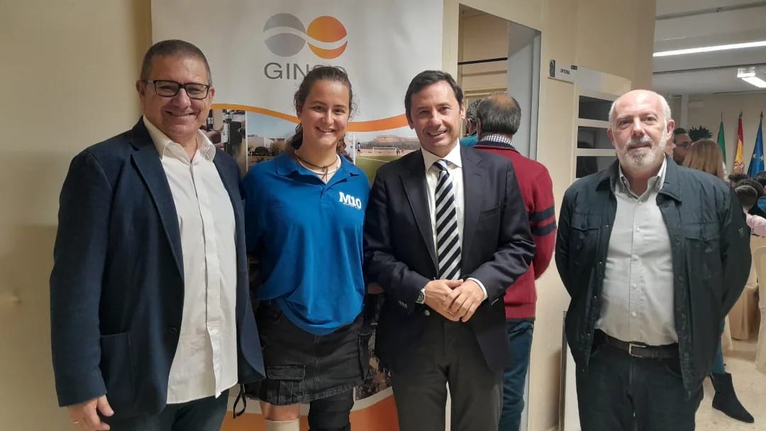 La surfista Sarah Almagro traslada a los menores de Marchenilla su experiencia como deportista. 