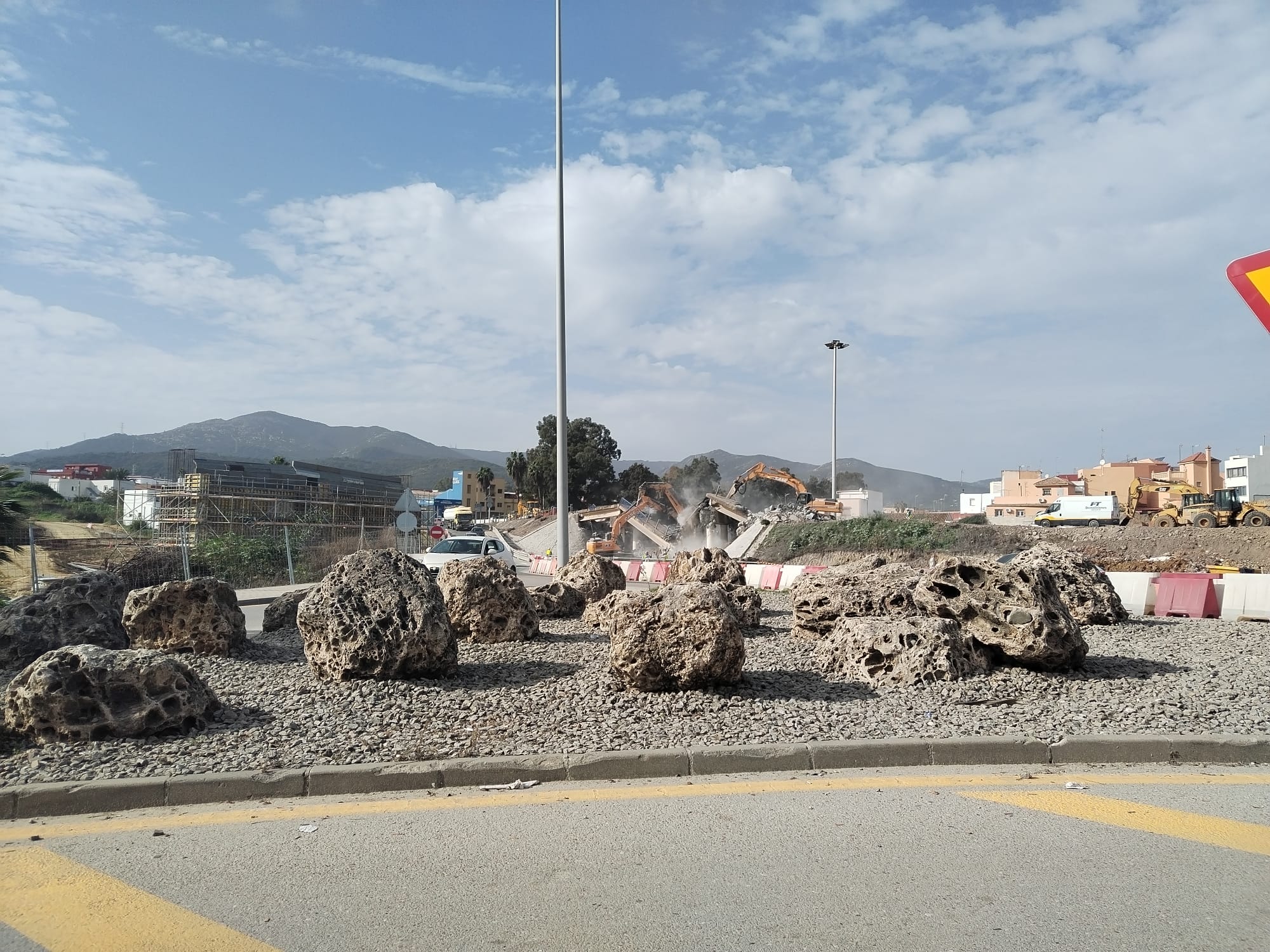 Derribado el segundo vano del puente de Los Pastores que provoca nuevos cambios en el tráfico