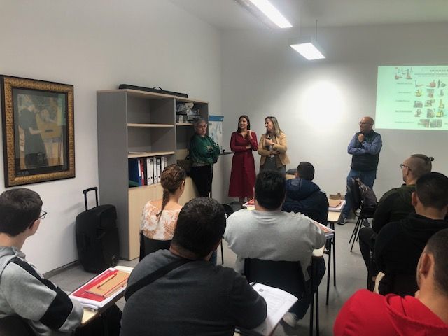  La Línea ofrece cursos de formación gratuitos para las personas empadronadas en la ciudad. 