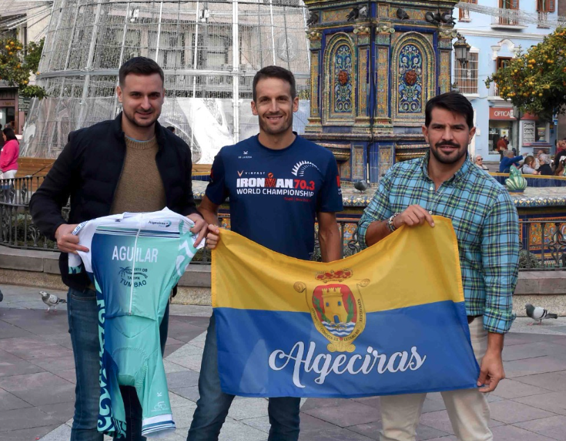 El deportista Óscar Aguilar lucirá la bandera de Algeciras en el Campeonato del Mundo de Triatlón