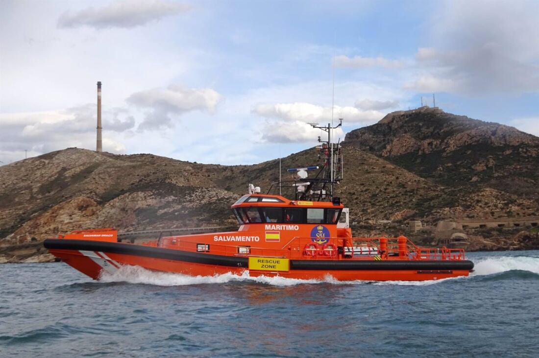 Cádiz.- Sucesos.- Rescatada una patera con 15 adultos y tres menores en aguas de Algeciras