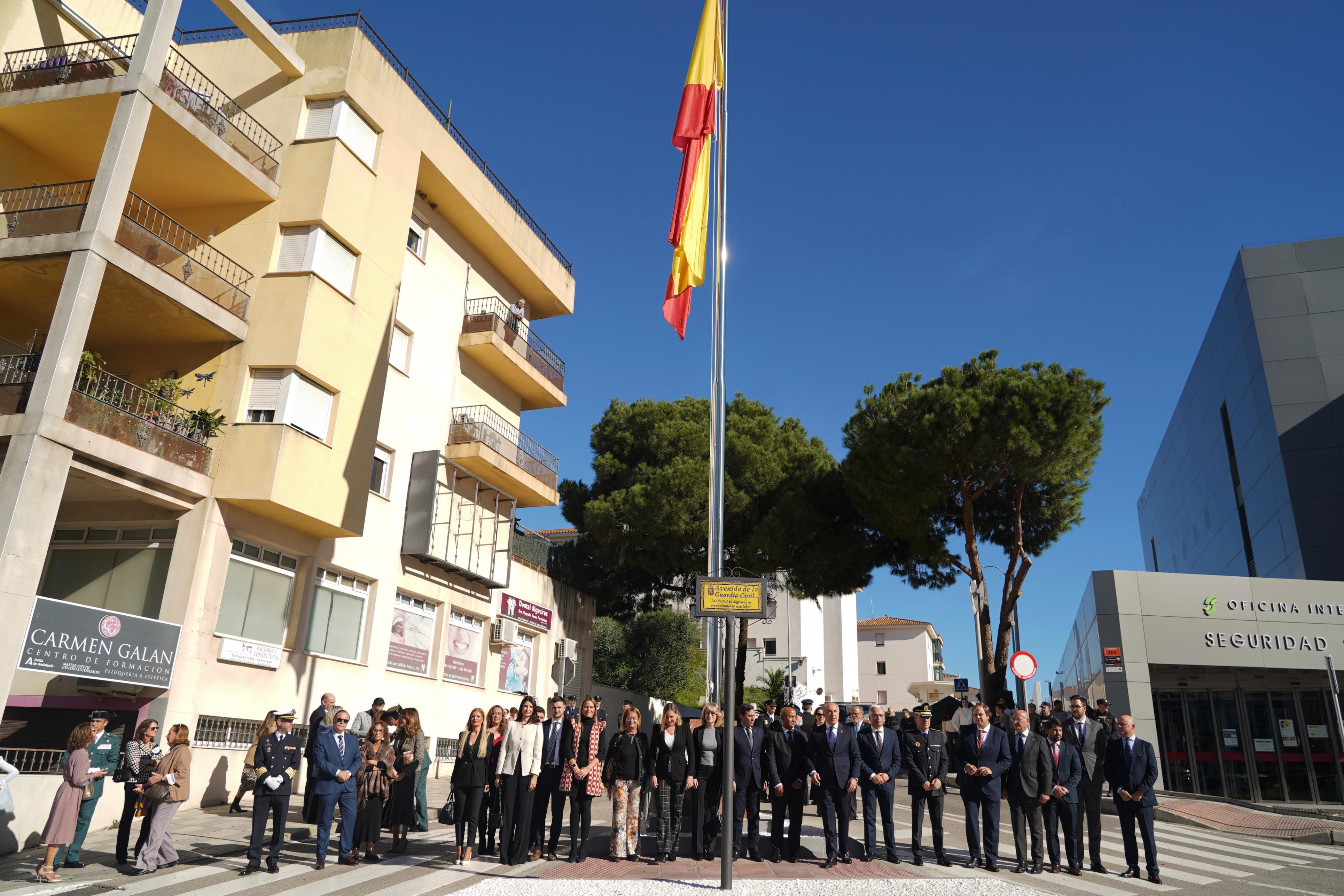 Algeciras conmemora el Día de la Constitución con la izada de la bandera