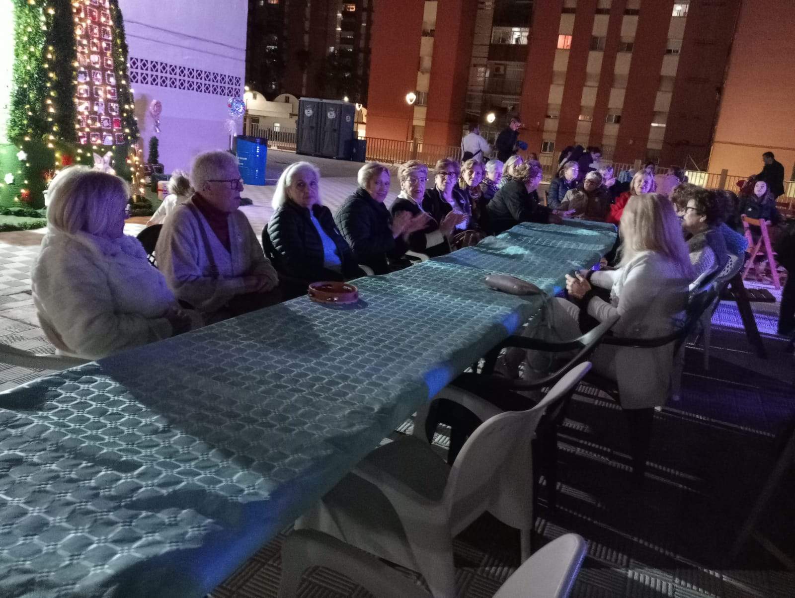 Los vecinos de San Felipe dan la bienvenida a la Navidad con el encendido de su alumbrado 