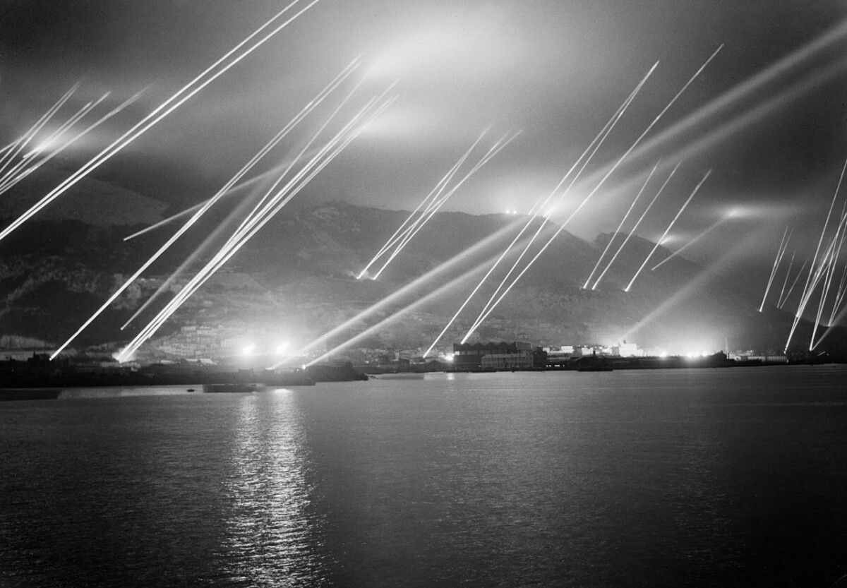 Searchlights on the Rock of Gibraltar 1942. Imagen del Foro por la Memoria del Campo de Gibraltar. 