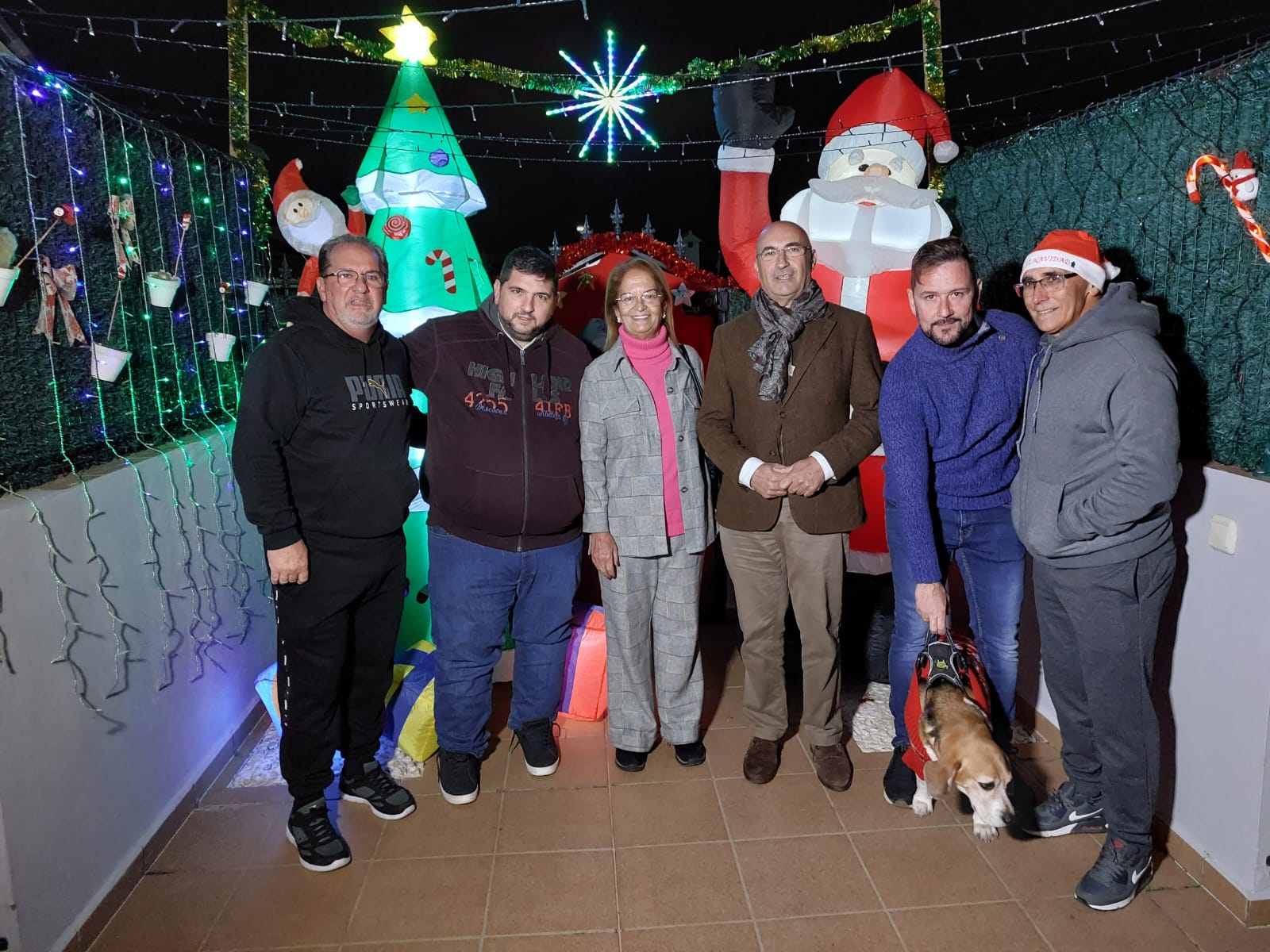 Concejales del equipo de Gobierno  acompañan a  vecinos de la calle Cabo Cope en el encendido de la ornamentación navideña.