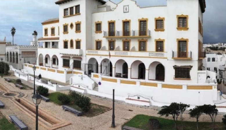 Lámina 4. Residencia de oficiales de Tarifa, construida en la parcela reservada para el proyecto de 12 viviendas protegidas de Alberto Balbontín, en una fotografía actual. Colección del autor