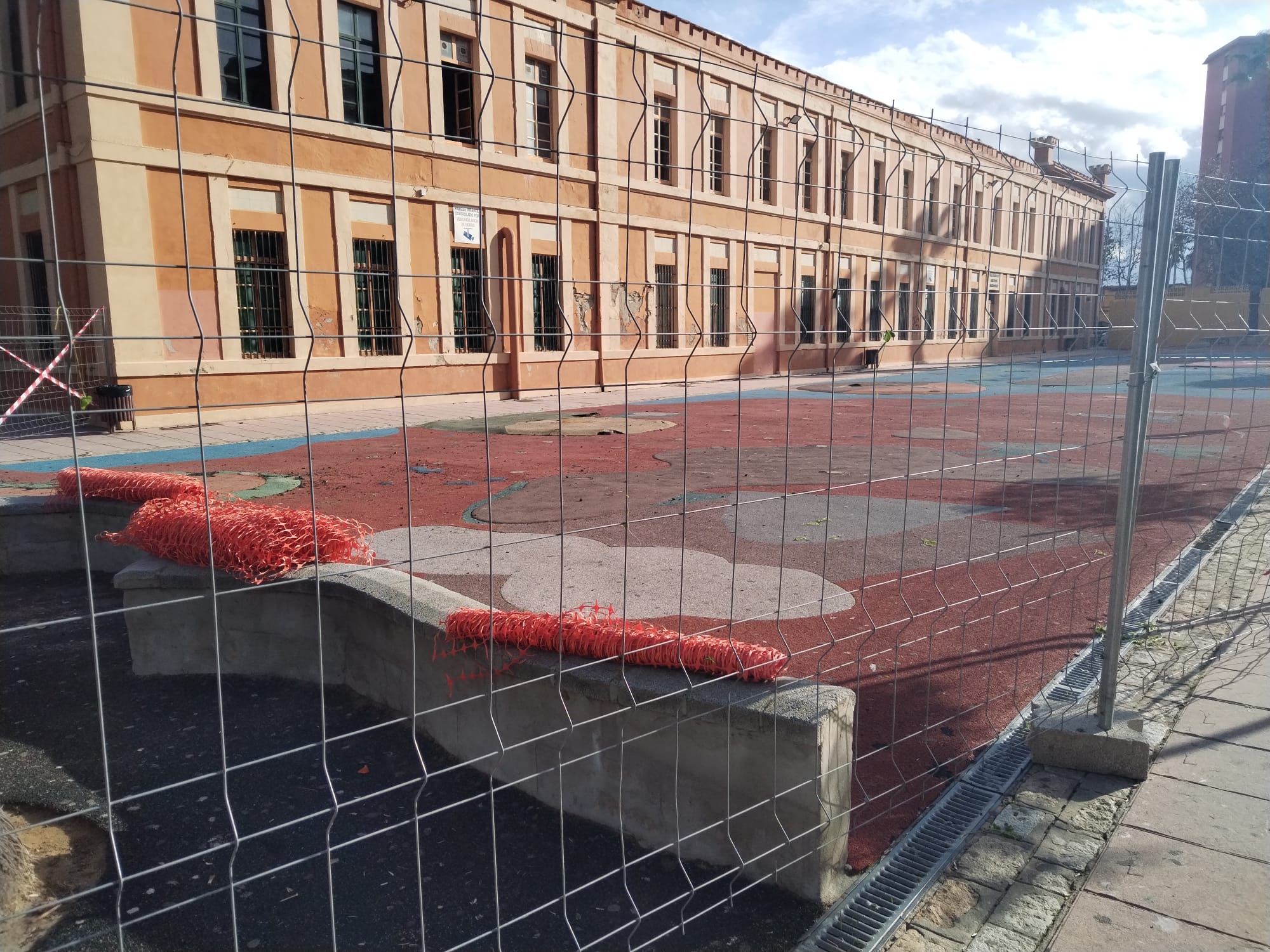 Iniciados los trabajos el nuevo parque infantil del Ballesteros y la rehabilitación de otros doce existentes