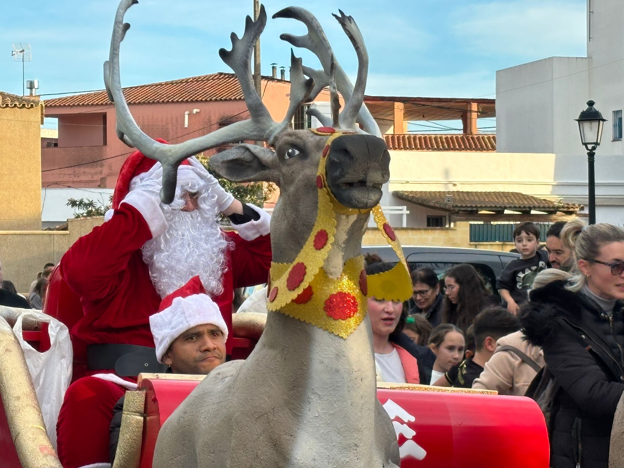 Pequeños y mayores reciben la visita de Papá Noel en Los Cortijillos.