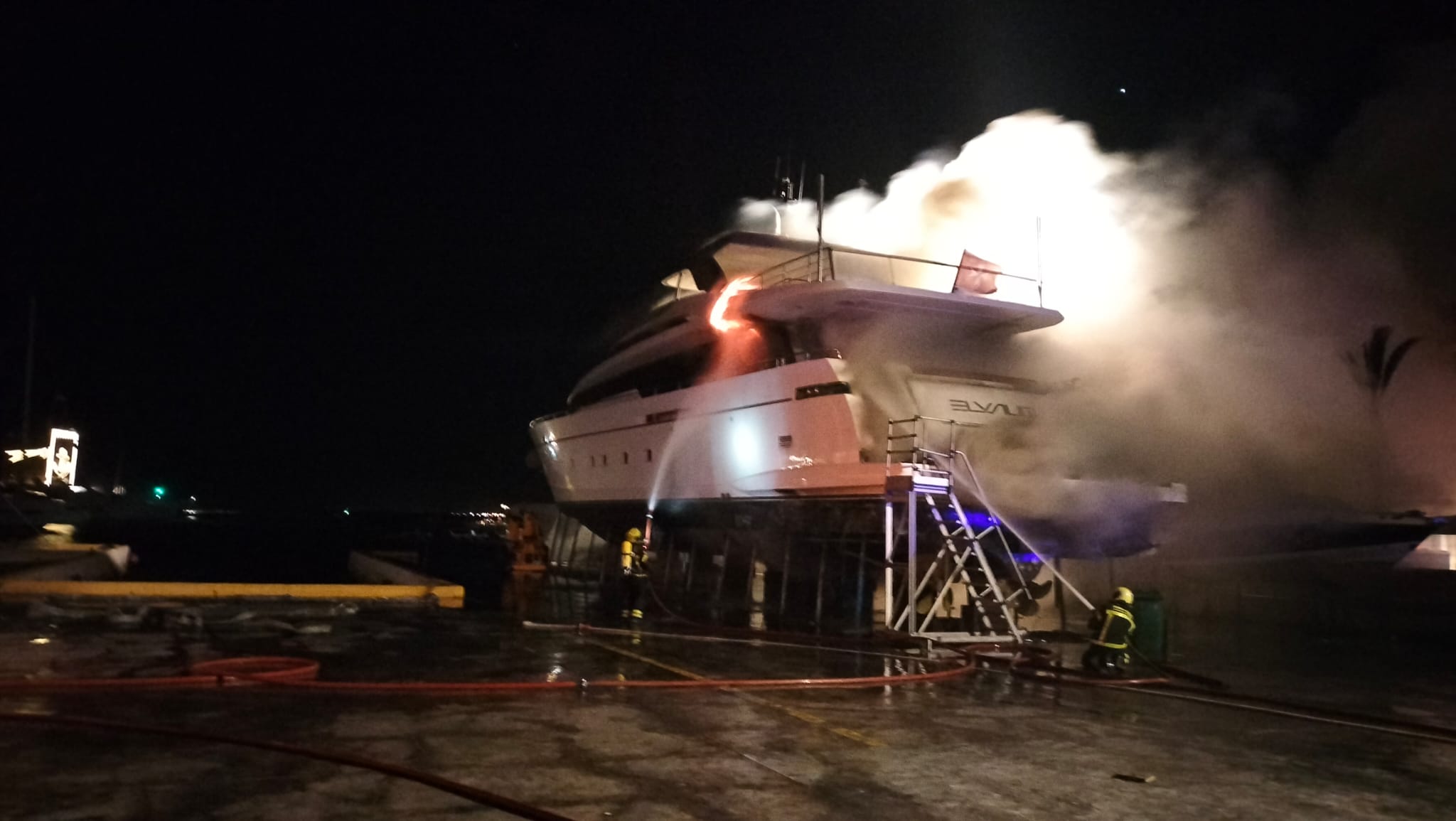 Sale ardiendo un barco de treinta metros en Sotogrande
