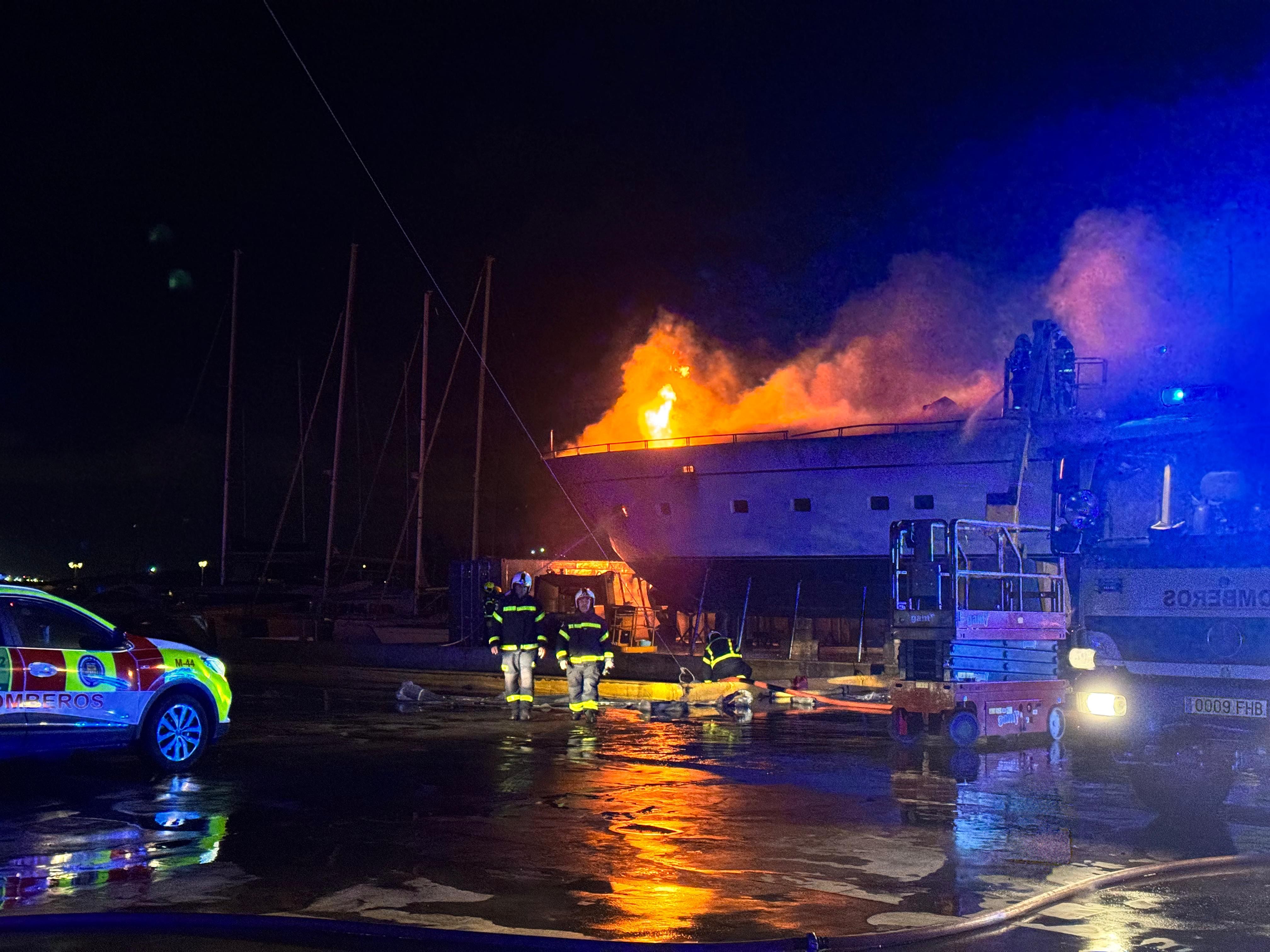Recomiendan el cierre de ventanas ante el incendio del buque en el puerto de Sotogrande