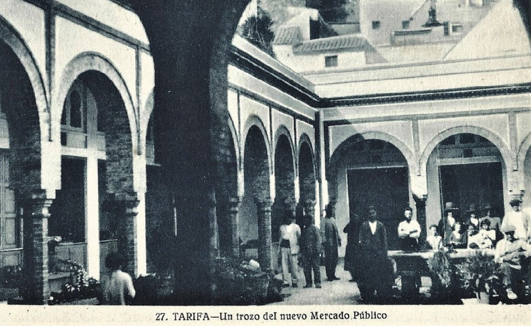 Lámina 5. Tarjeta postal del mercado tras su reconstrucción en 1928, con su fuentecilla en el patio (Edición Ruffo. Archivo del autor)