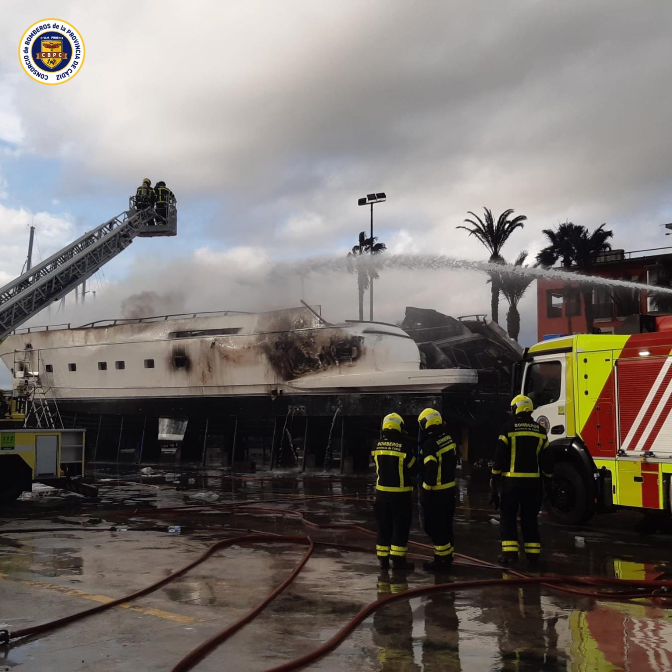 Los bomberos apagan tras más de diez horas el incendio en el yate de Sotogrande.