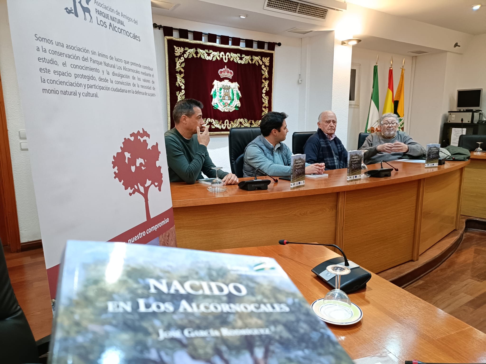 'Nacido en los Alcornocales', un libro que aúna la naturaleza y las generaciones que la habitaron