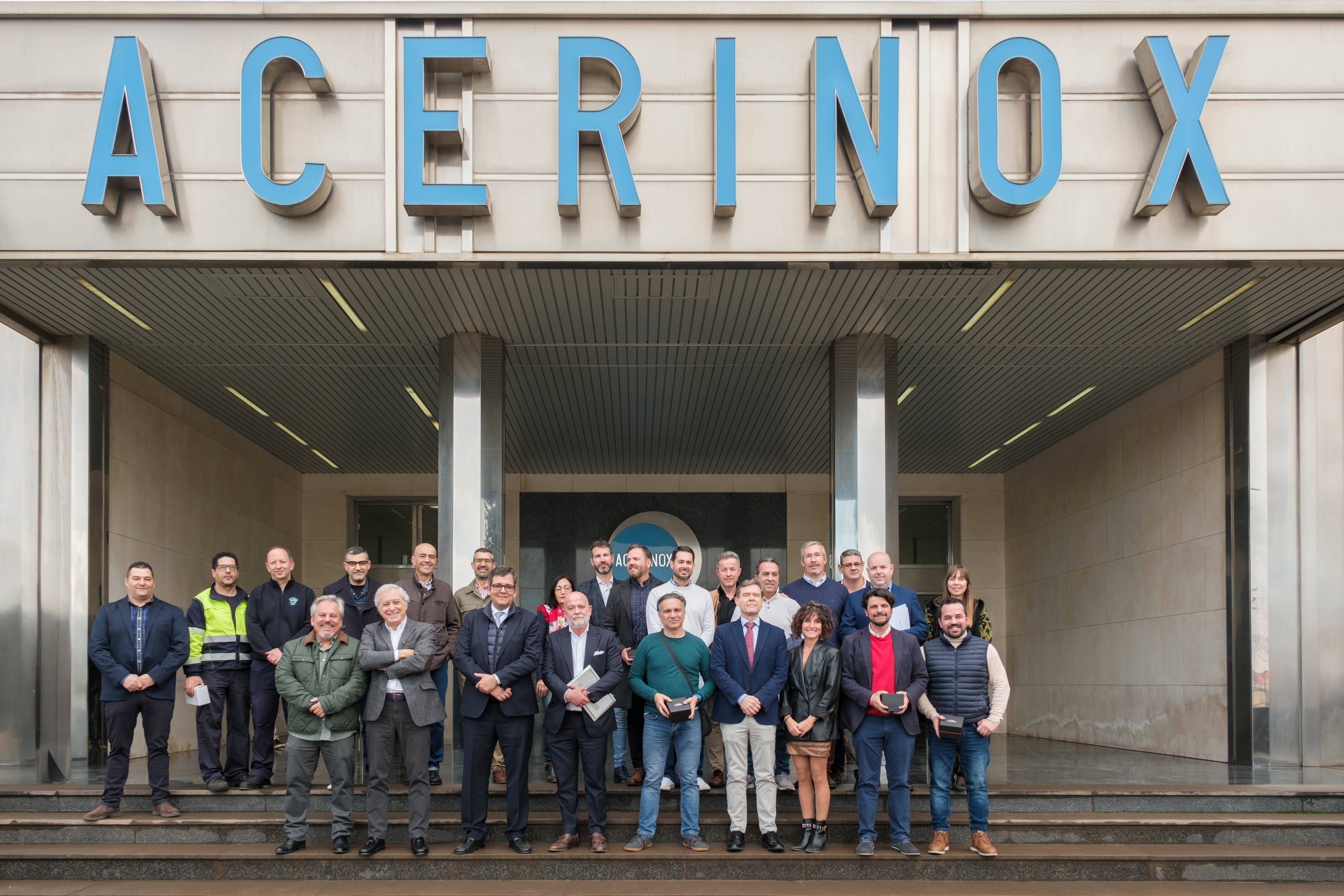Miembros de la Dirección y representantes de Acerinox junto a algunas de las personas que recibieron los premios y reconocimientos de este año.
