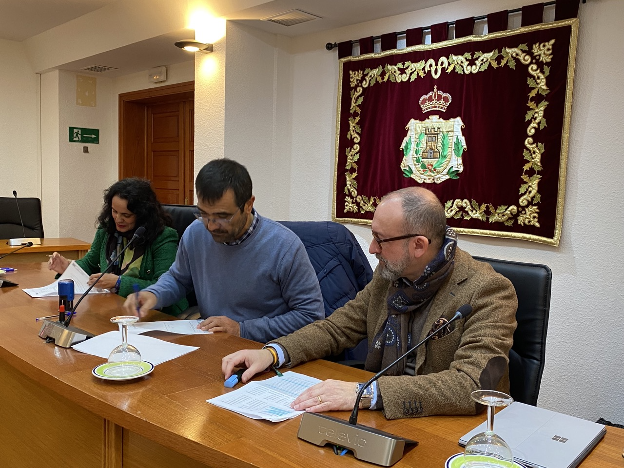 Interinos e indefinidos firman sus nuevos contratos con el Ayuntamiento de Los Barrios