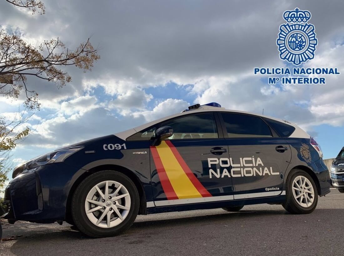 Noticia: Detenido un menor por robo con fuerza en una vivienda en la Barriada de la Caridad en Algeciras. Un coche patrulla de la Policía Nacional.