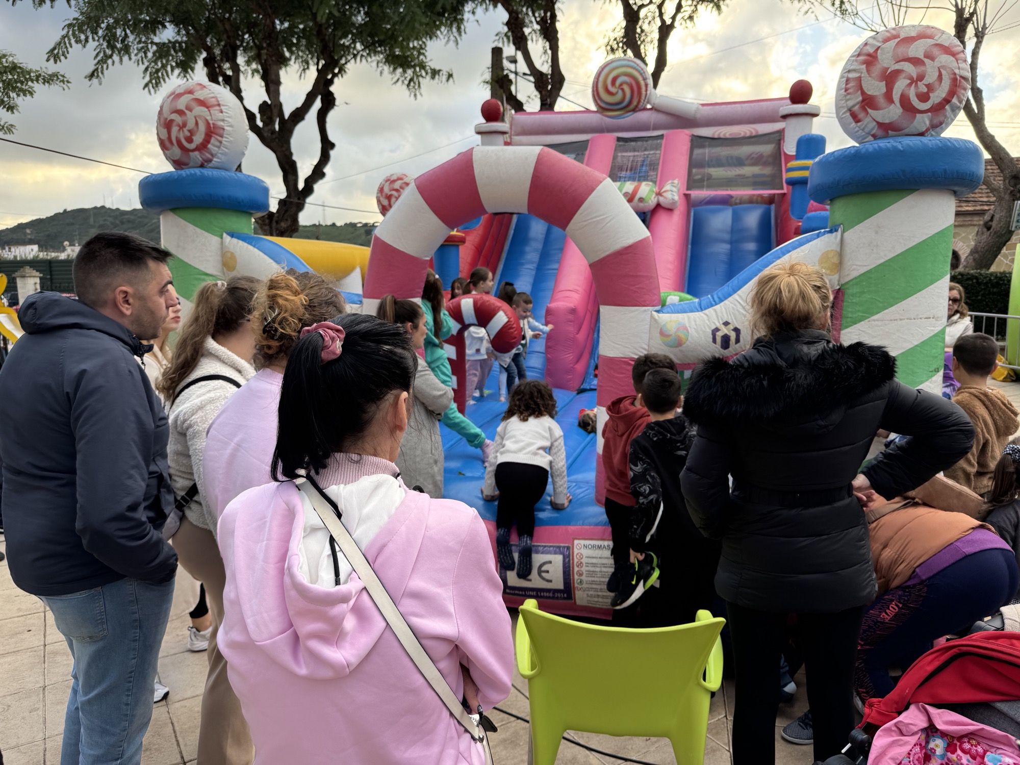 Las fiestas infantiles de Navidad continúan a partir de este jueves en todas las barriadas. 