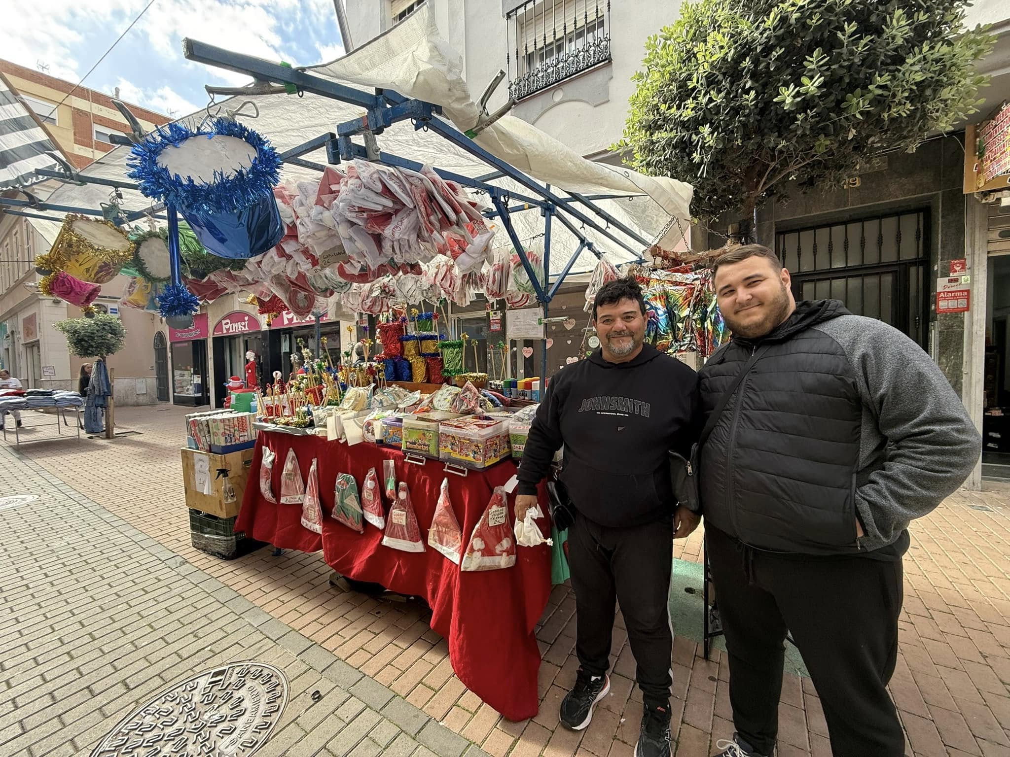 El puesto de Miguel 'Zambomba', un clásico de la Navidad en La Línea. Foto: S.D. / 8Directo.
