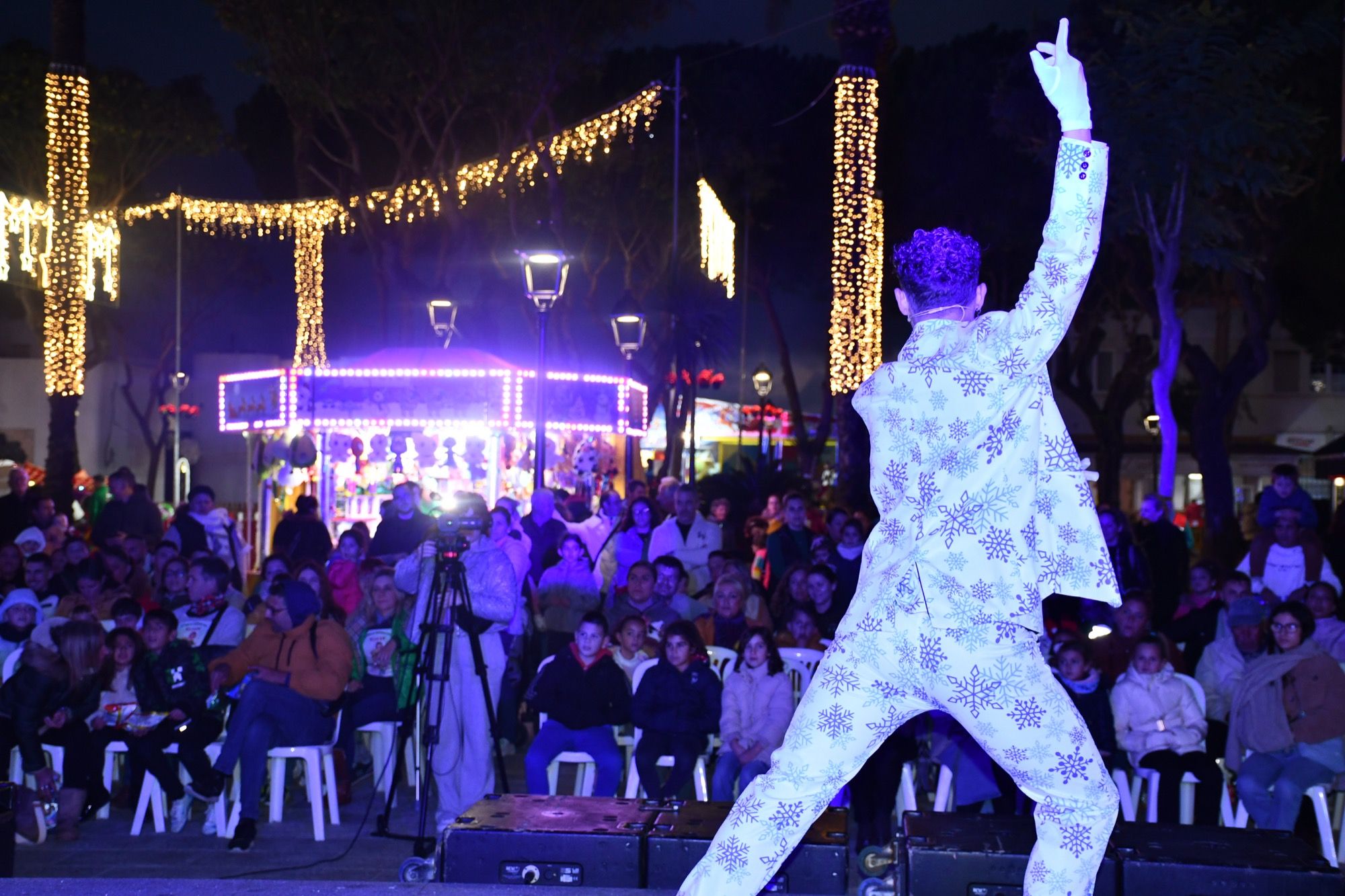 Numeroso público asiste al musical infantil navideño en la Alameda.