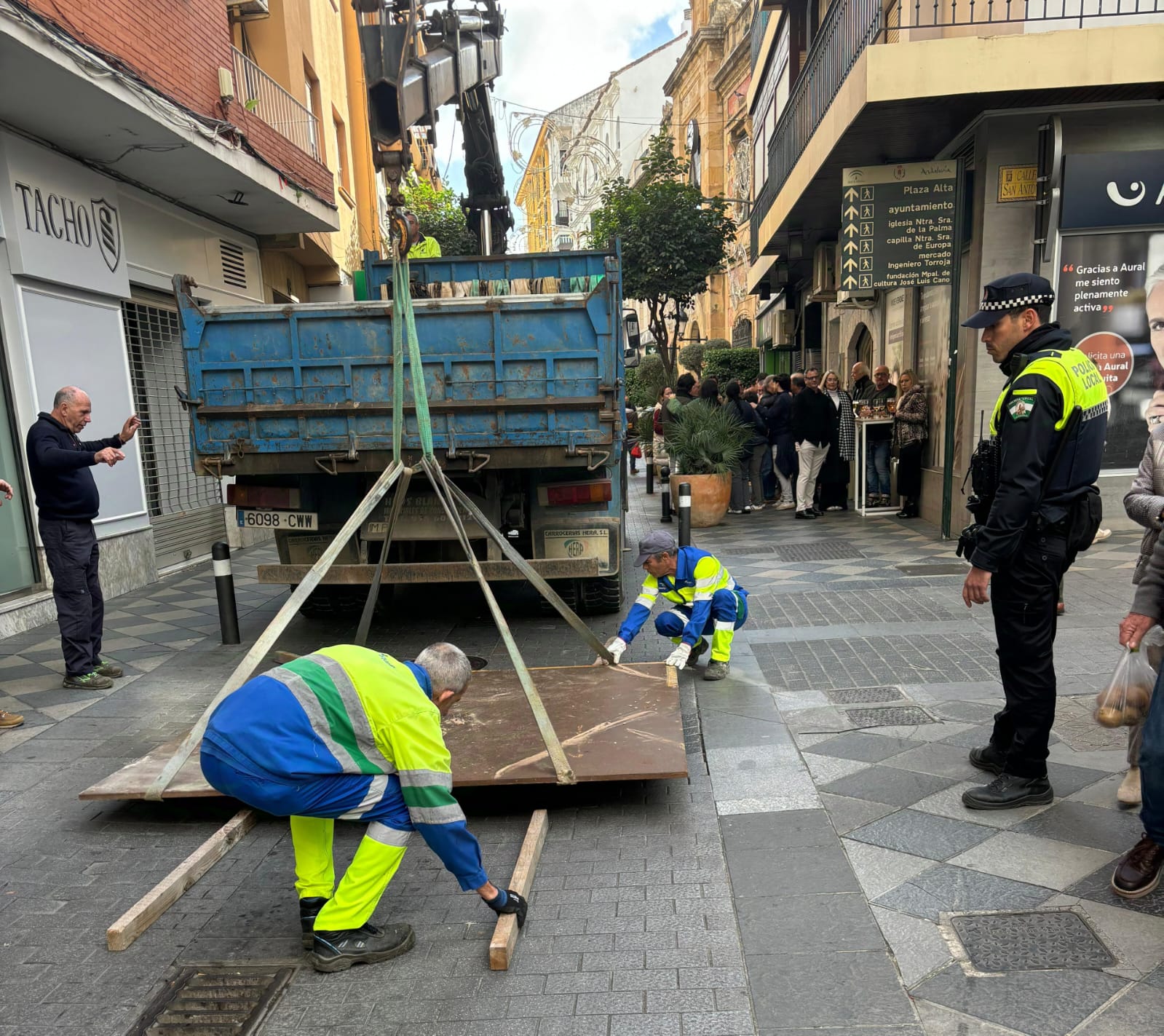 Imagen de archivo de cuando colocaron una plancha de acero tras el hundimiento de parte del firme de la calle Convento.  El Ayuntamiento de Algeciras da por concluida la obra de reparación del socavón en la calle Alfonso XI