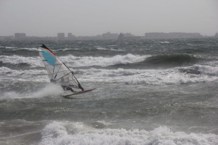 La AEMET activa alerta naranja por viento y fenómenos costeros en el Campo de Gibraltar Foto: 8Directo. La AEMET activa alerta naranja por viento y fenómenos costeros en el Campo de Gibraltar Foto: 8Directo.