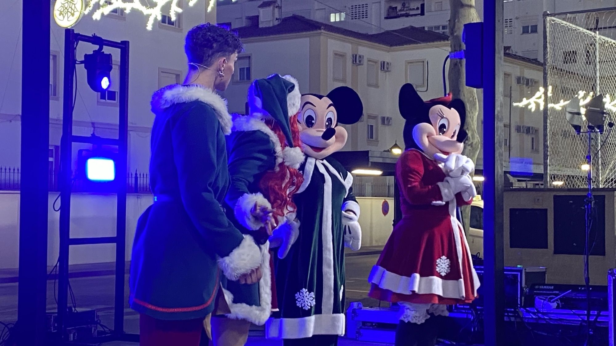 La magia y los personajes Disney protagonizan el espectáculo 'Aventuras de Navidad' en la Alameda.