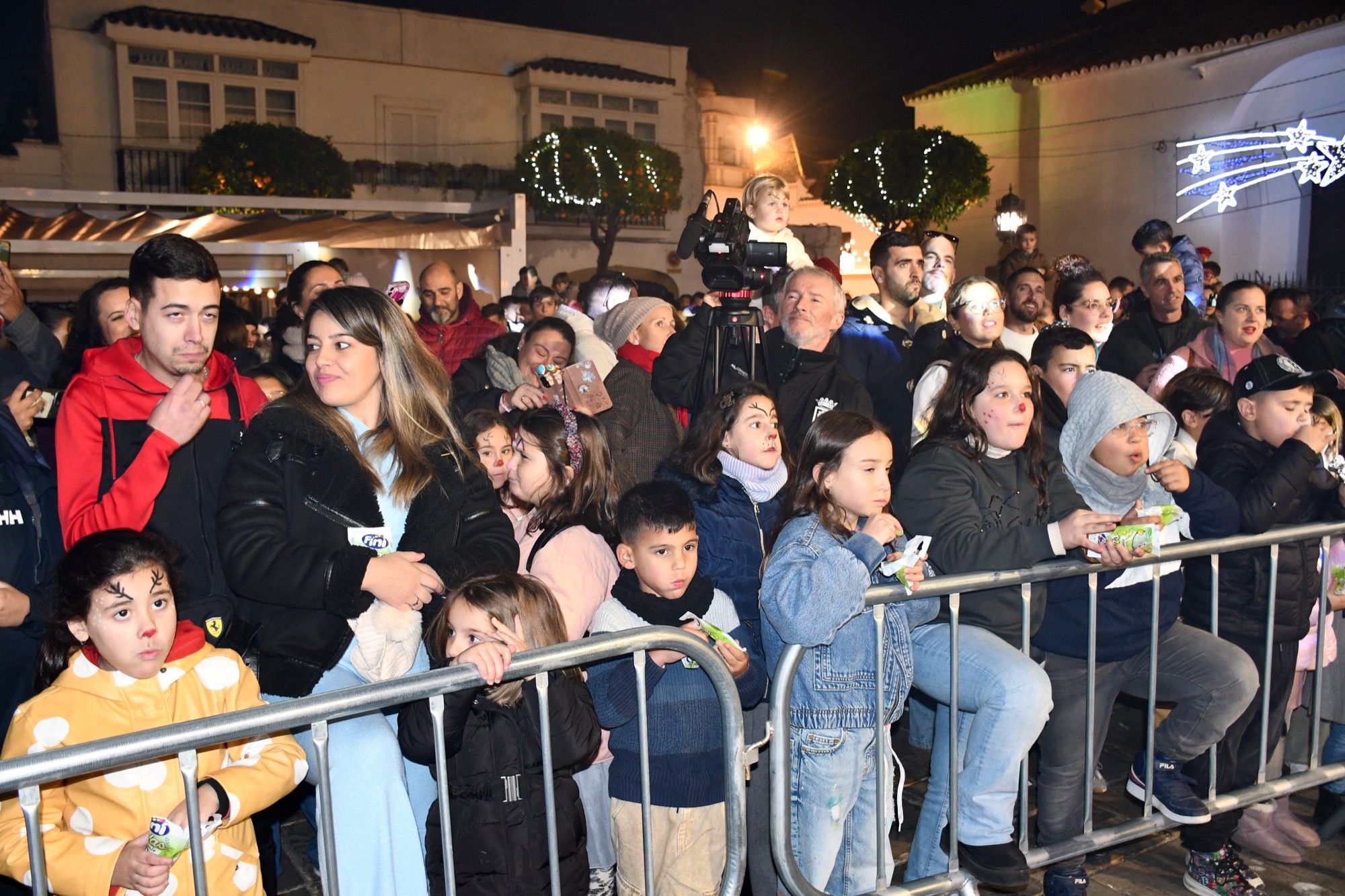 Cientos de pequeños participan en las campanadas infantiles de la Plaza de Armas.