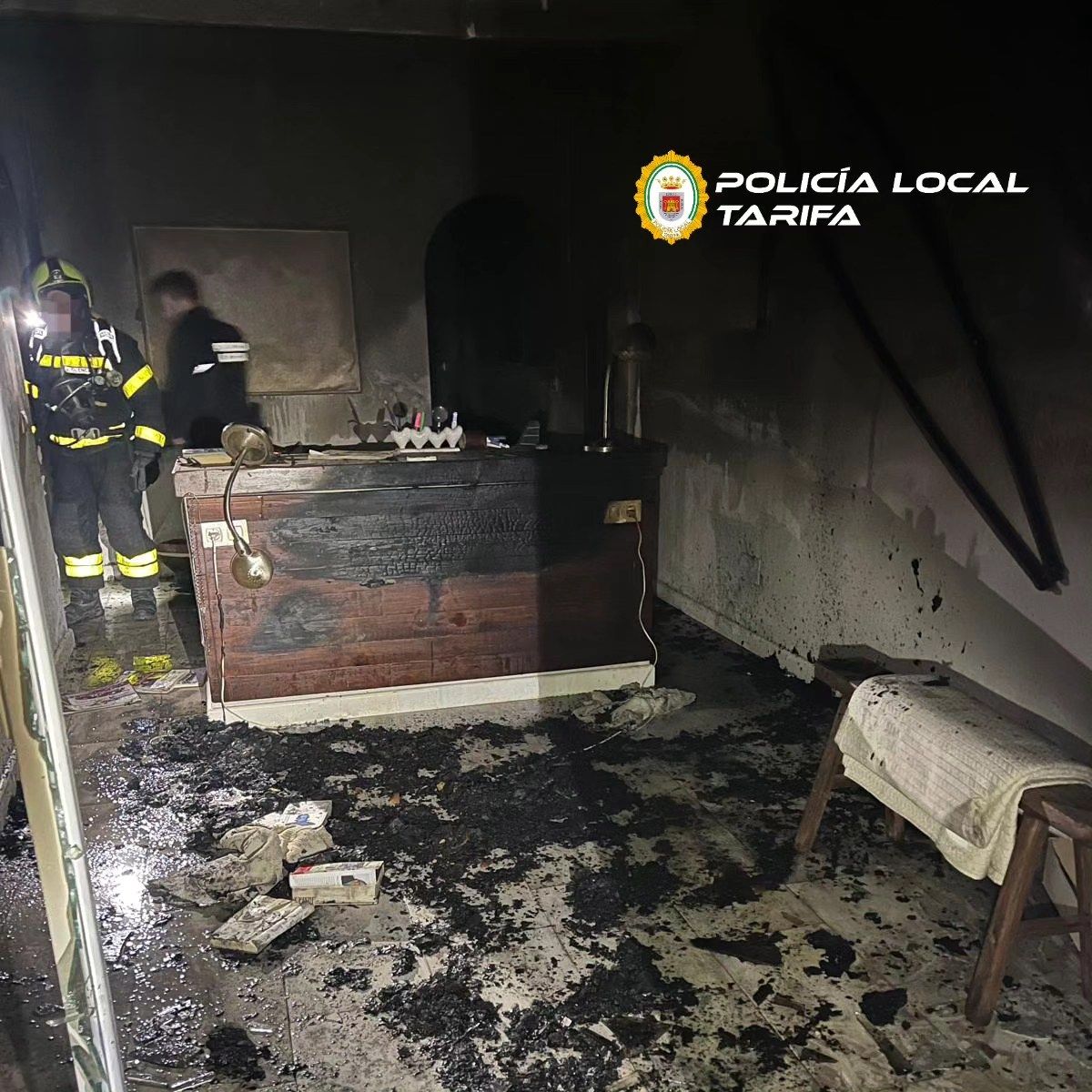 Un incendio de vivienda obliga al desalojo de un bloque de pisos en Tarifa.